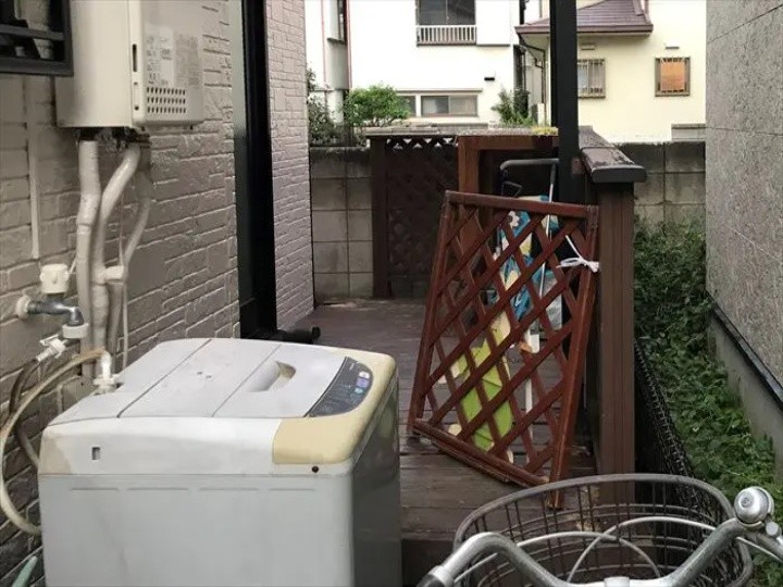 腐食が進み傷んだウッドデッキ