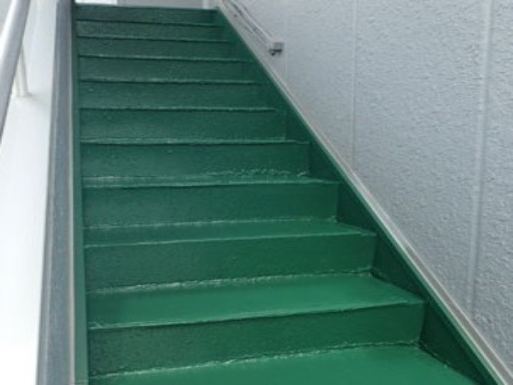 再塗装した後の階段