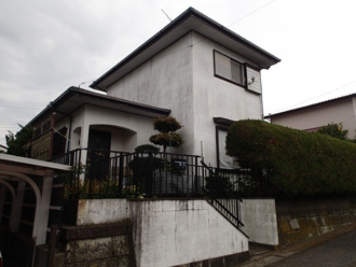 屋根外壁塗装工事前のお住まい