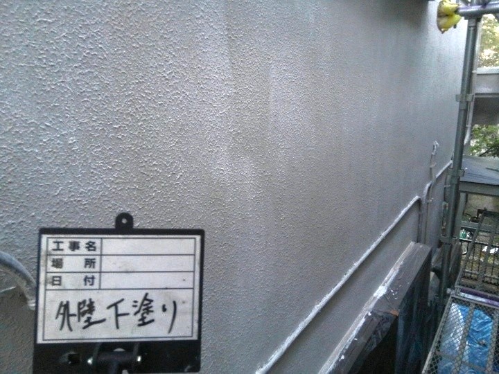 外壁の下塗り作業