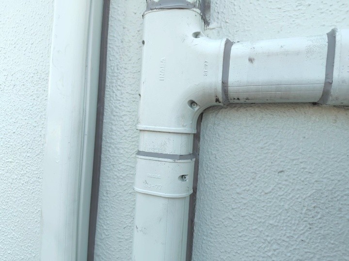 雨漏りしたエアコンダクトへコーキング補修工事を行い防水対策