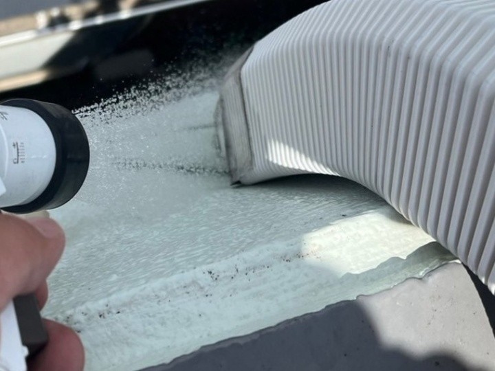 エアコンダクトに散水試験を実施