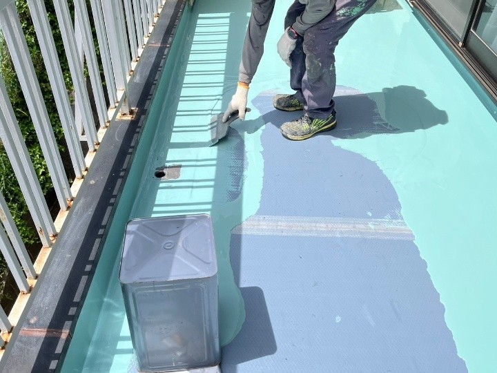 ウレタン防水材の塗布（一層目）