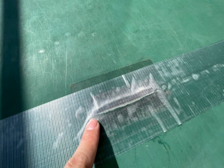 防水シートの裂け目にテープを使って補修した痕跡