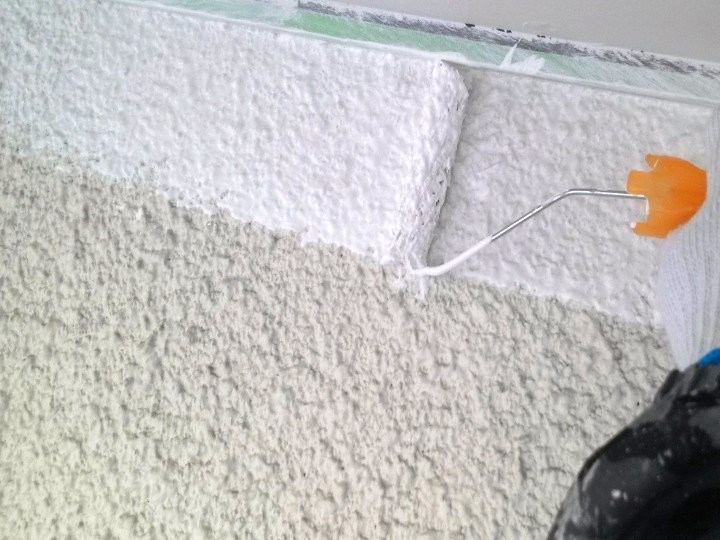 外壁の下塗り作業