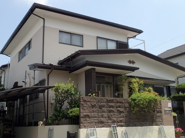 下屋根の葺き替え工事と屋根外壁塗装工事を同時施工したお住まい