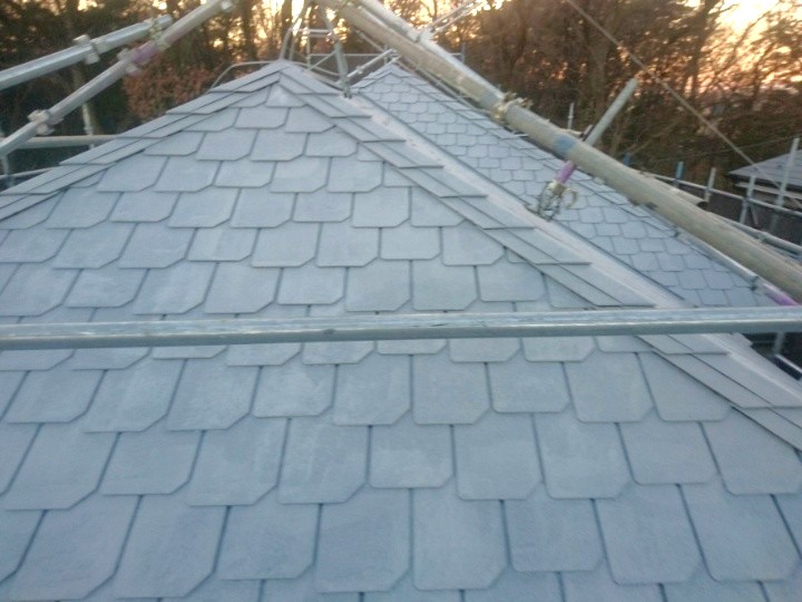 屋根の下塗り作業
