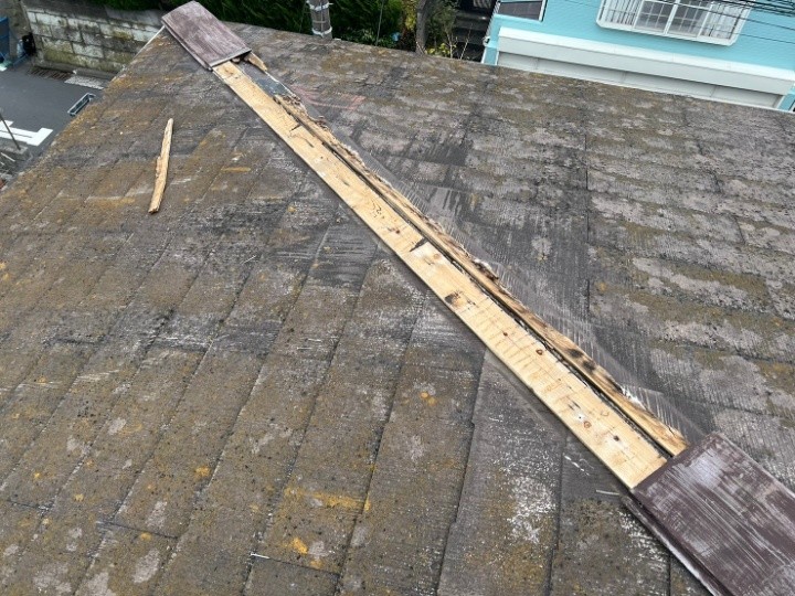 飛散した棟板金の屋根