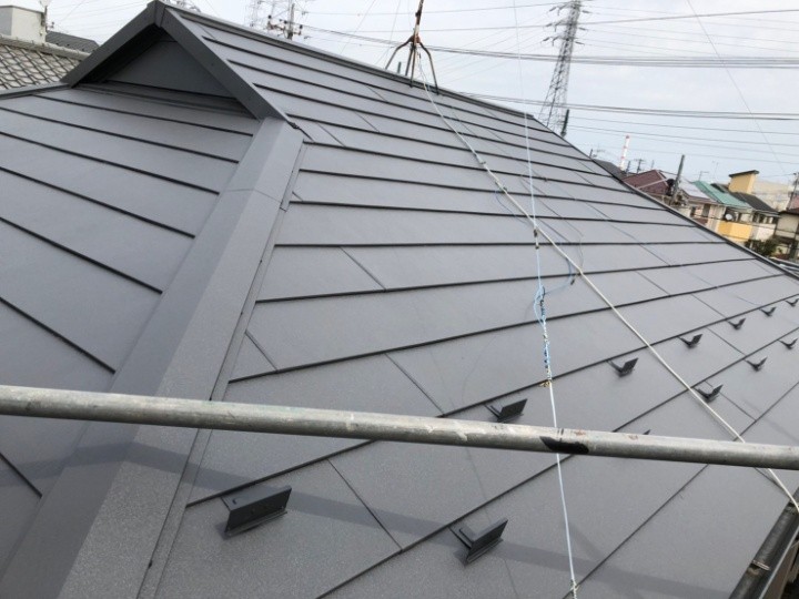 ひび割れて傷んだスレート屋根にスーパーガルテクトで屋根カバー工事を行い美観と耐久性回復