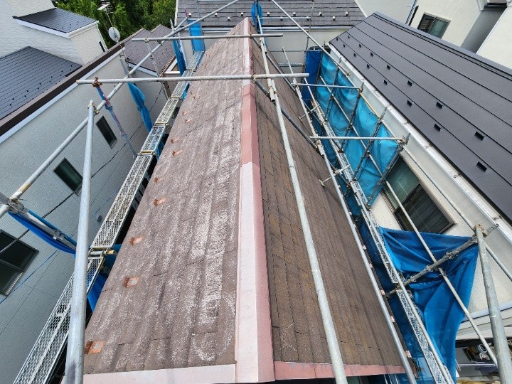 強風で一部欠損したコロニアルNEO屋根