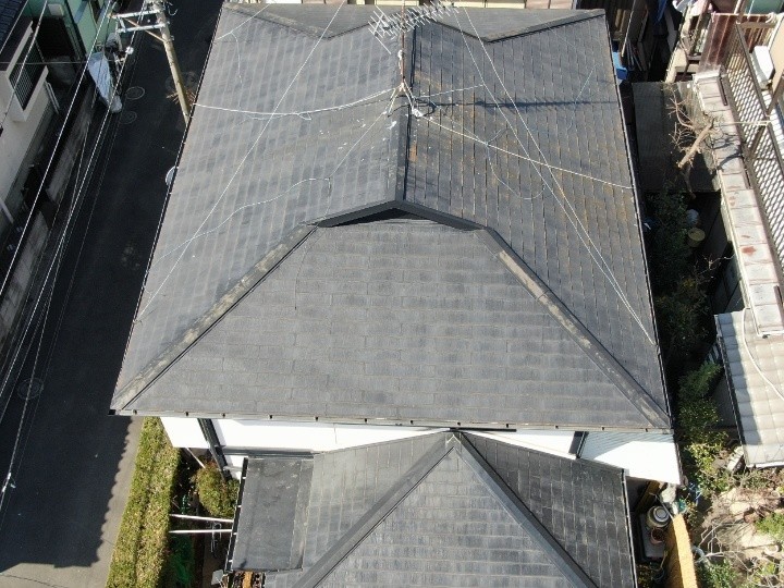 ひび割れて傷んだスレート屋根