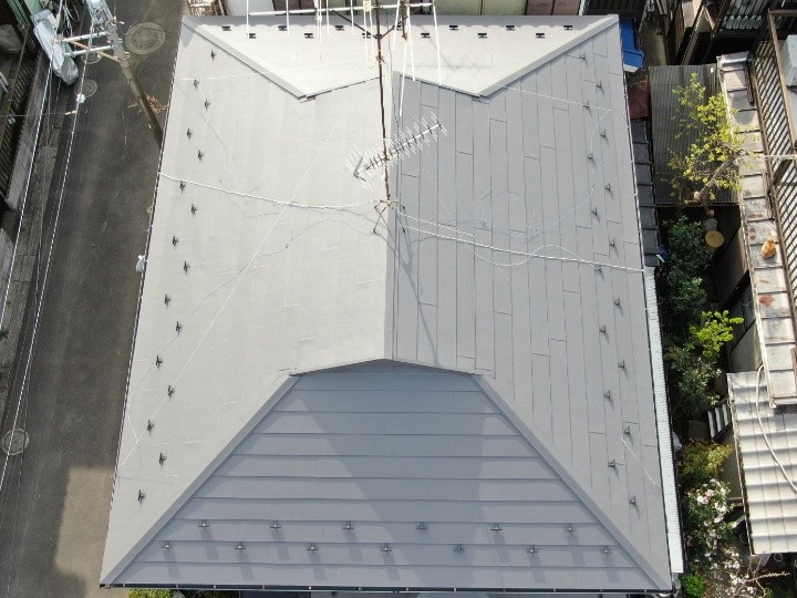 スーパーガルテクトを用いた屋根カバー工事を行ったお住まい