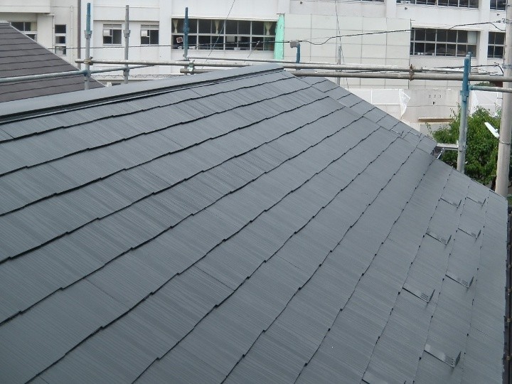 「棟板金交換工事＋ルーフマイルドシリコンを使った屋根塗装工事」を同時施工したお住まい