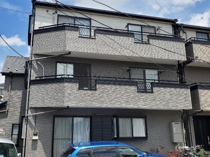 「スーパーガルテクトで屋根カバー工事＋遮熱塗料で外壁塗装工事」する前のお住まい