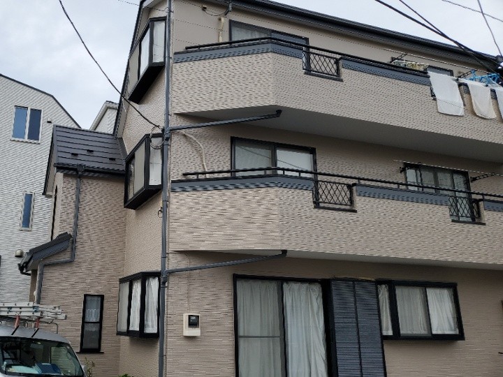 「スーパーガルテクトで屋根カバー工事＋遮熱塗料で外壁塗装工事」を行い耐久性を強化