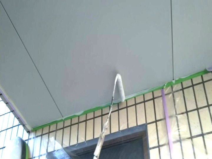 軒天の中塗り上塗り作業（二層塗り）