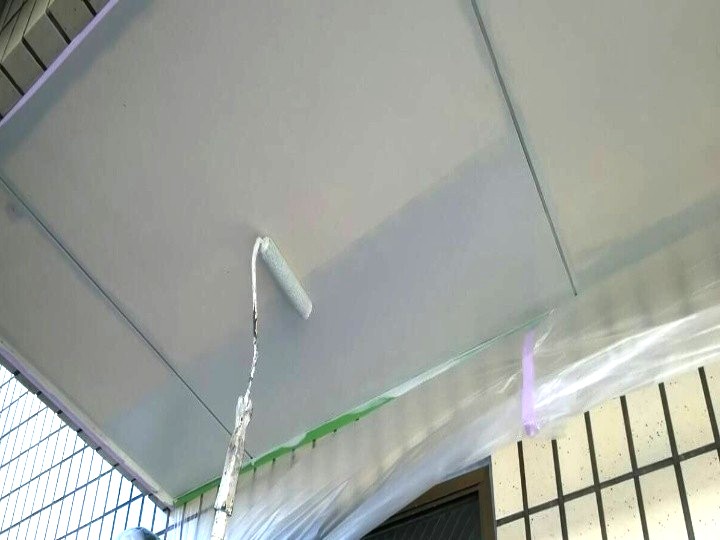 軒天の下塗り作業
