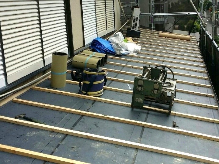 防水紙と垂木の敷設作業