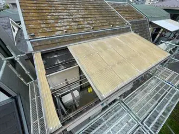 強風で破損したベランダ屋根