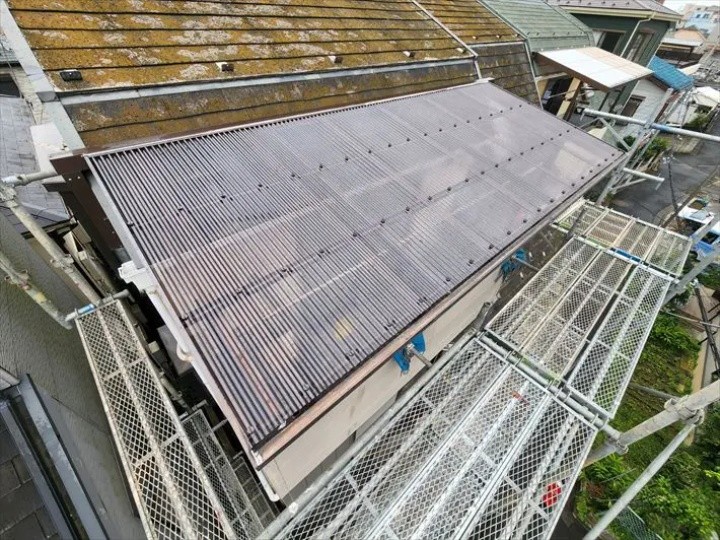 ベランダ屋根をポリカ波板へ全面交換工事したお住まい