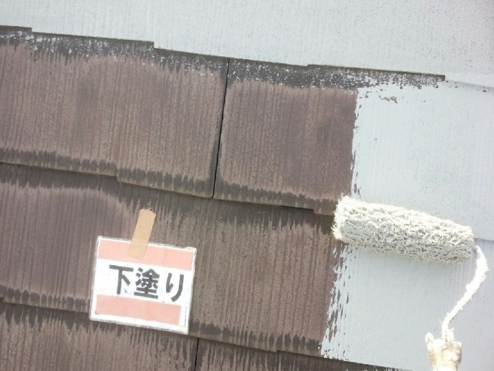 専用のシーラーで下塗り作業