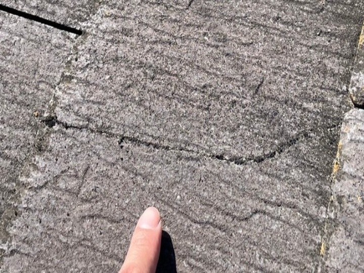 スレート屋根材各所に軽微なひび割れが確認