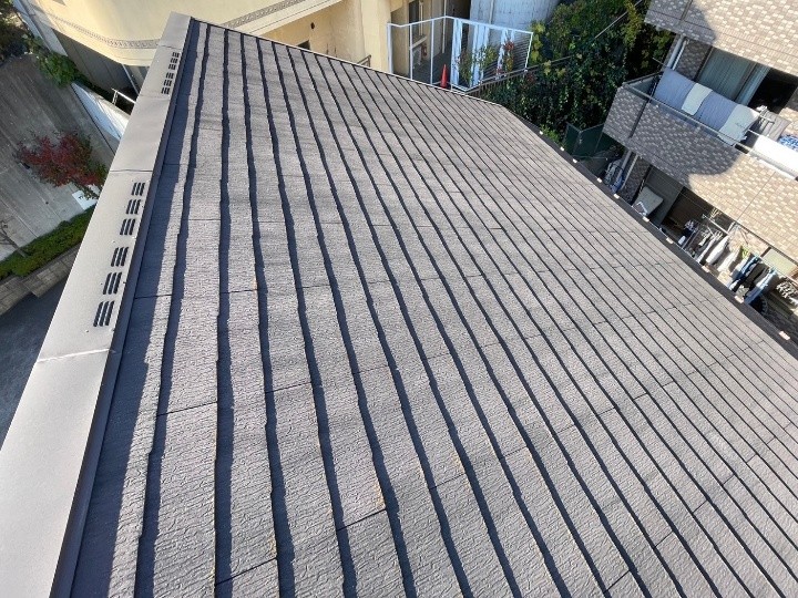 屋根材はケイミュー製コロニアルクアッドを使用