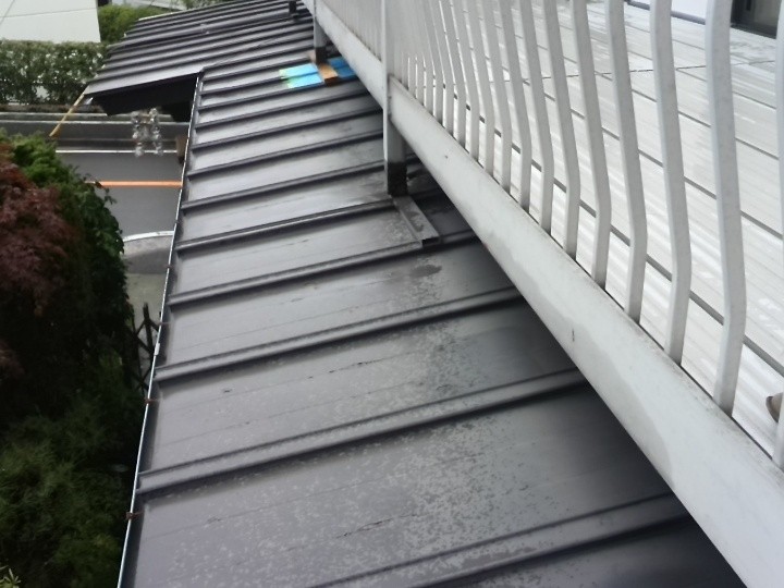 下屋根の状態を確認