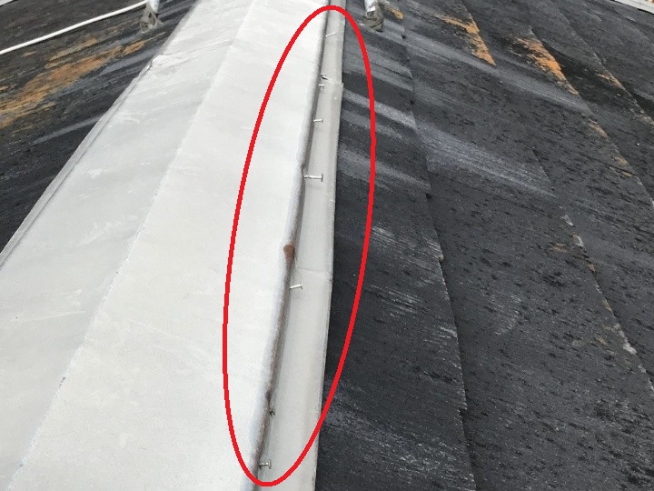 棟板金の釘抜けが見られる状態