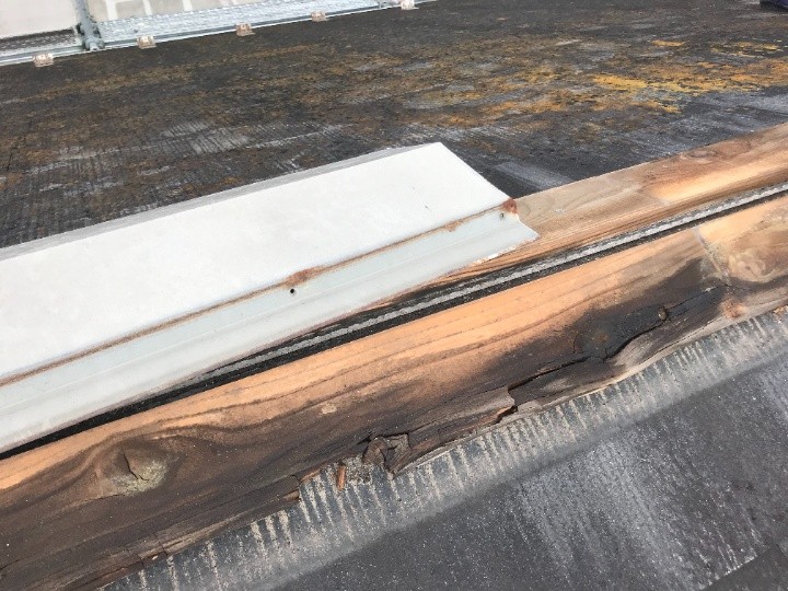 既存棟板金の撤去と腐食した貫板の確認