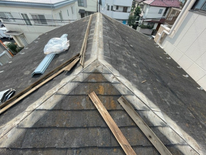 既存の棟板金と貫板の解体撤去