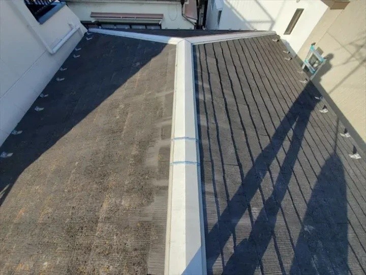 棟板金交換工事前のスレート屋根
