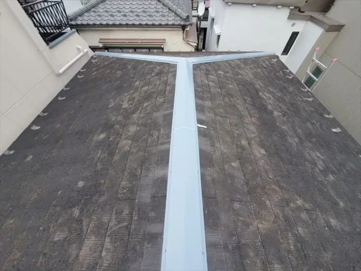 棟板金交換工事後のスレート屋根