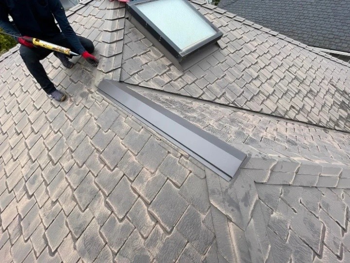 棟板金交換工事後の屋根