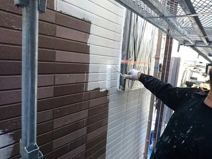 外壁の「下塗り」作業