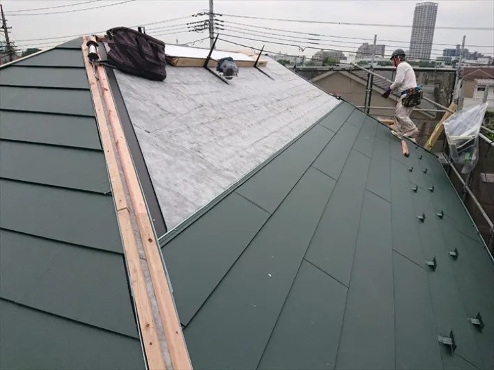屋根材施工中の全景
