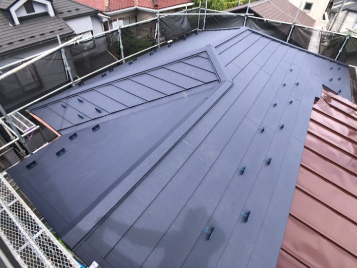 瓦屋根にスーパーガルテクトを用いた葺き替え工事を行い雨漏り解決