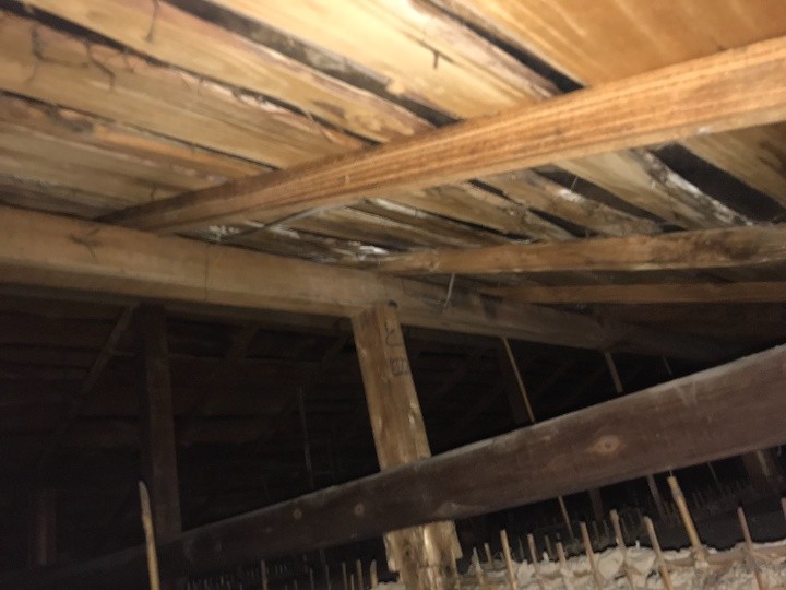 小屋裏の腐食した野地板
