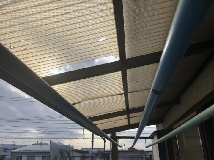 雹被害で損傷したバルコニー波板屋根