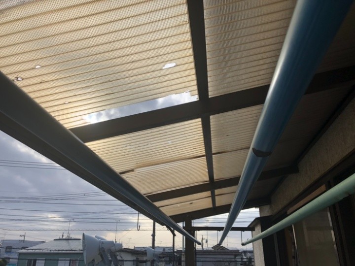 穴の空いた波板屋根