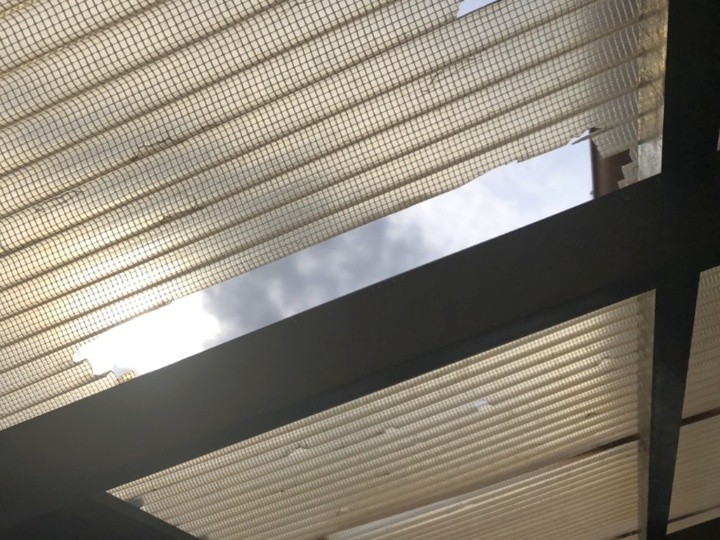 端部が欠けた波板