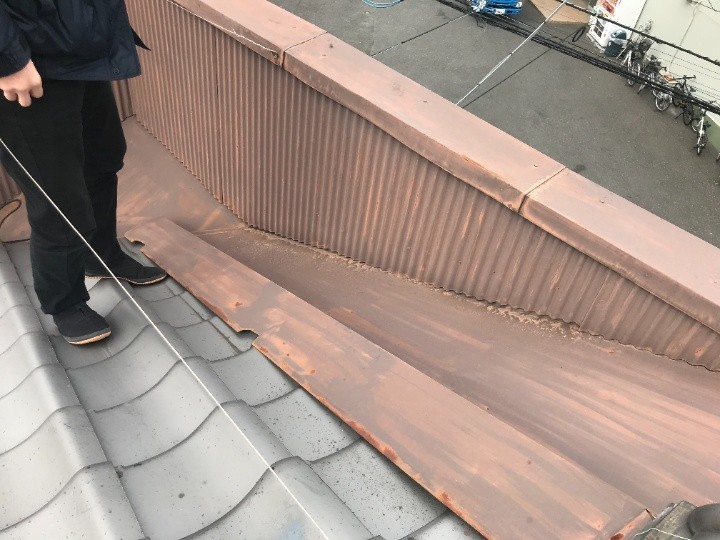 捲れた笠木板金の調査