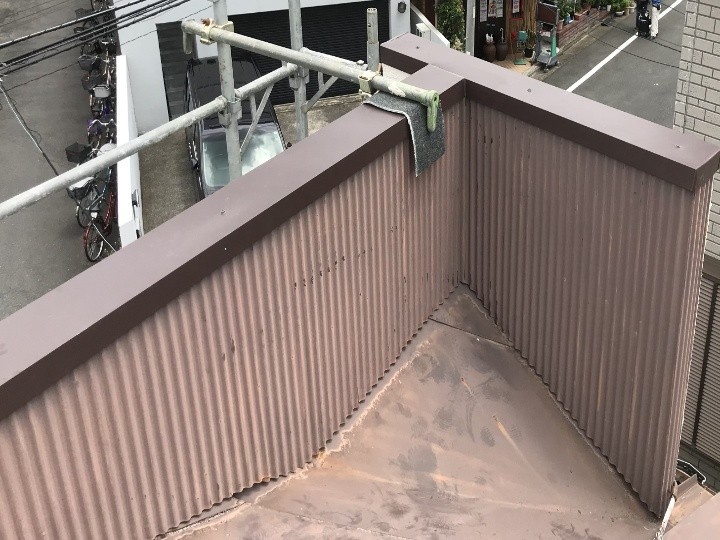雨漏りしたパラペット笠木にガルバリウム鋼板を用いた交換工事を行い防水性回復