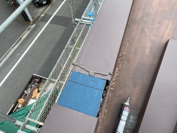 新しい笠木板金の設置