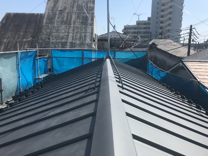 アールロックを用いた屋根葺き替え工事後のお住まい