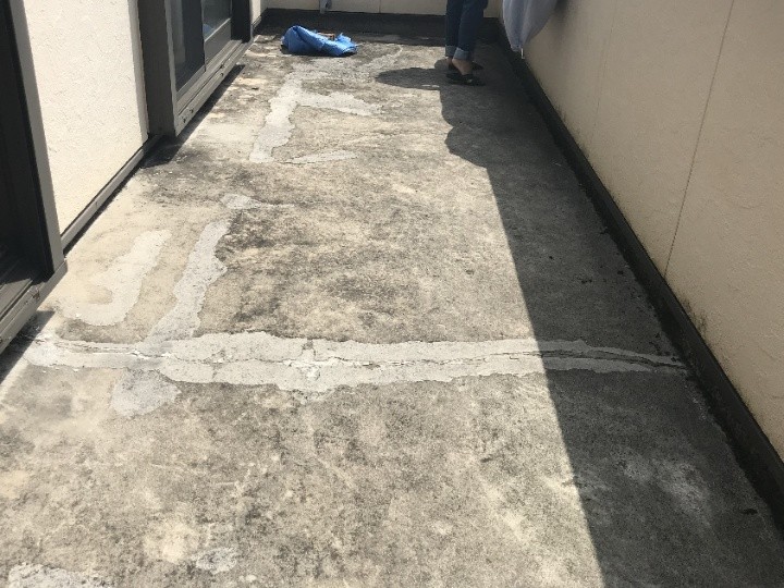 劣化したベランダ床面