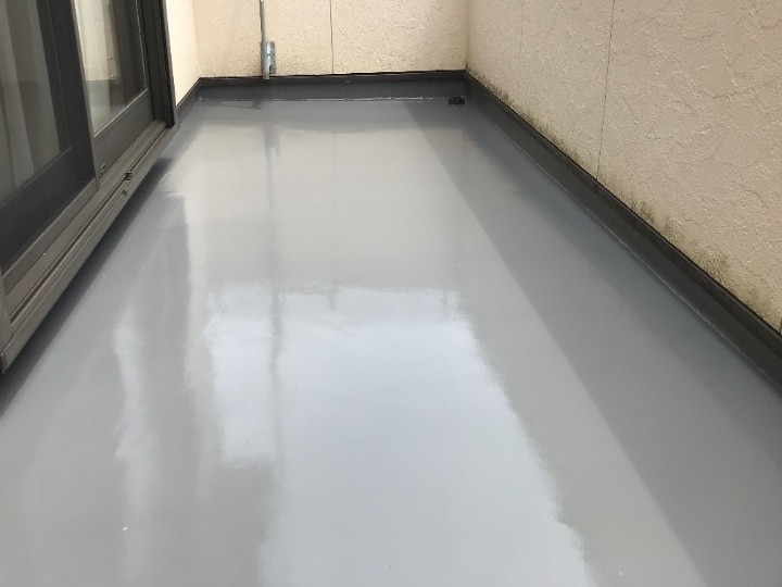 ひび割れたベランダに通気緩衝工法のウレタン防水工事を行い雨漏り改善