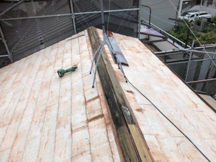 棟板金撤去後の屋根