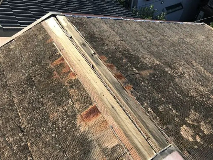 棟板金の飛散や苔が繁殖したスレート屋根