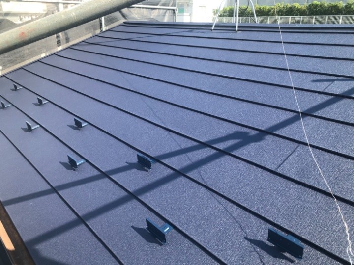 棟板金の飛散や苔が繁殖したスレート屋根をスーパーガルテクトで屋根カバー工事